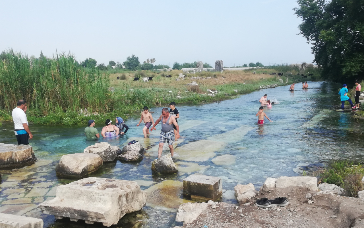 Antalya'ya turistler akın etti! Bu havuzlarda yüzmek için kilometrelerce yol geliyorlar