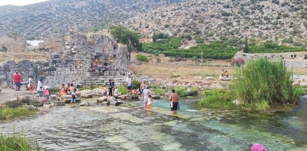 Antalya'ya turistler akın etti! Bu havuzlarda yüzmek için kilometrelerce yol geliyorlar