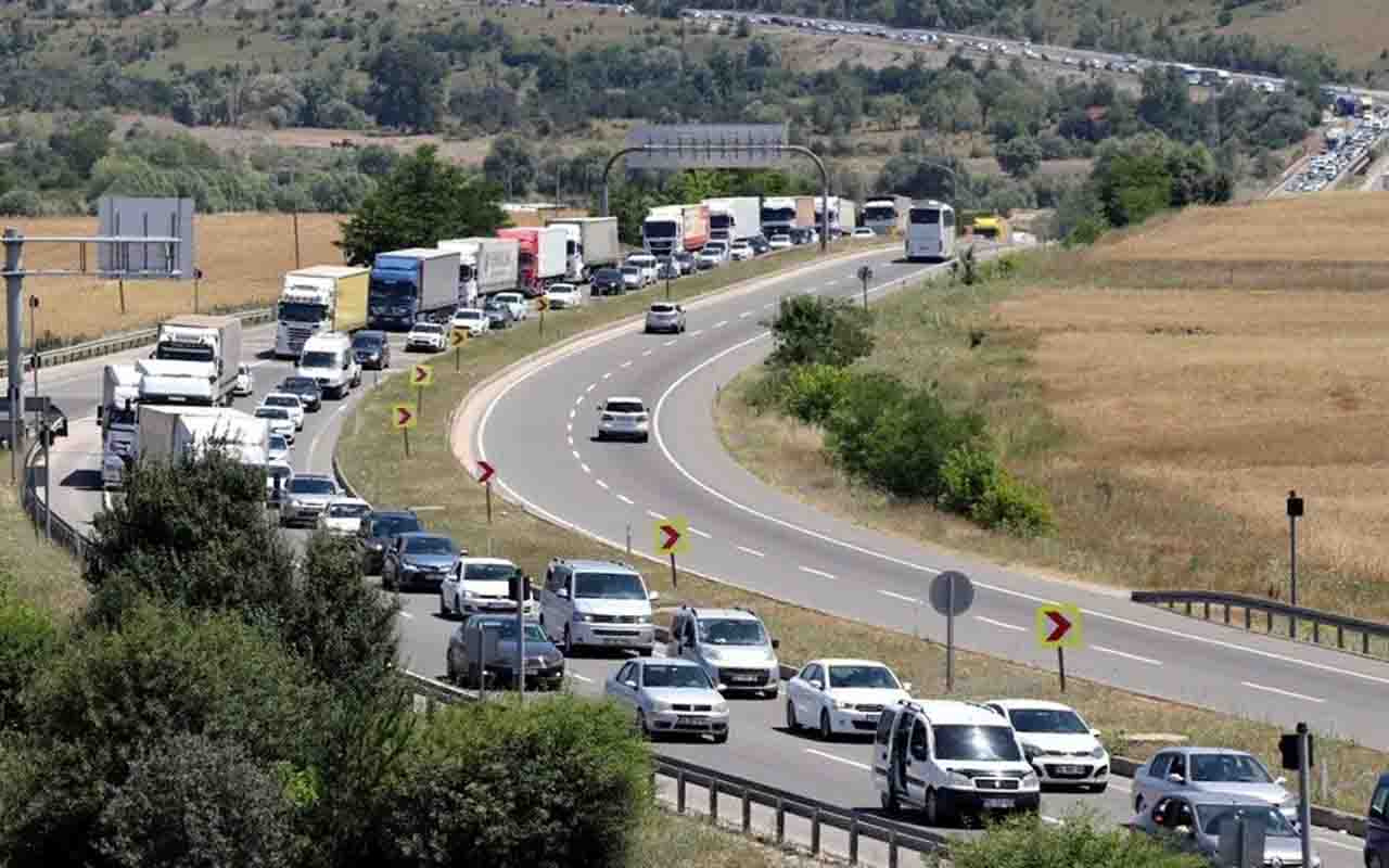 Bayram tatili sonrası dönüş başladı! İstanbul yönünde son gün trafiği