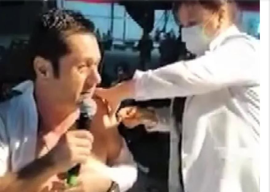Şarkıcı Hasan Yılmaz sahnede koronavirüs aşısı yaptırdı