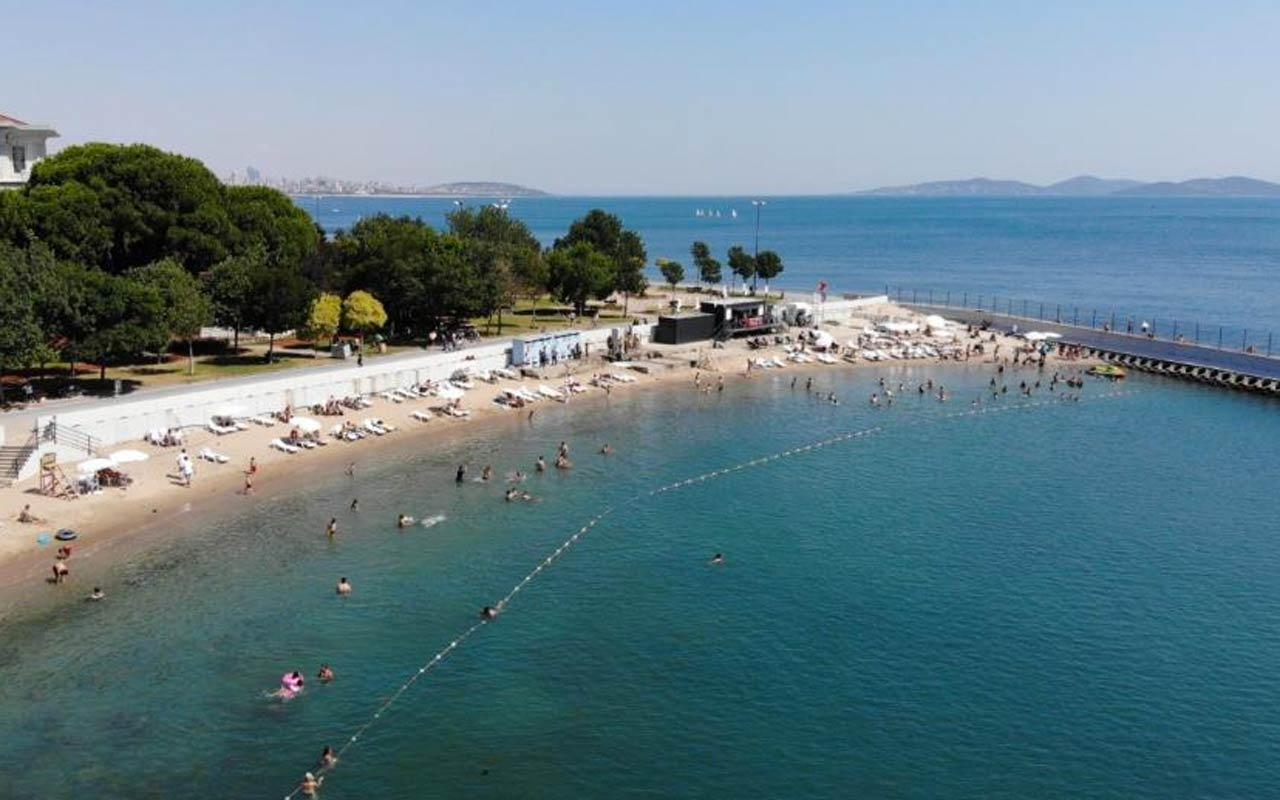 Sıcaktan bunalan vatandaşların denize girdiği Caddebostan plajı havadan görüntülendi