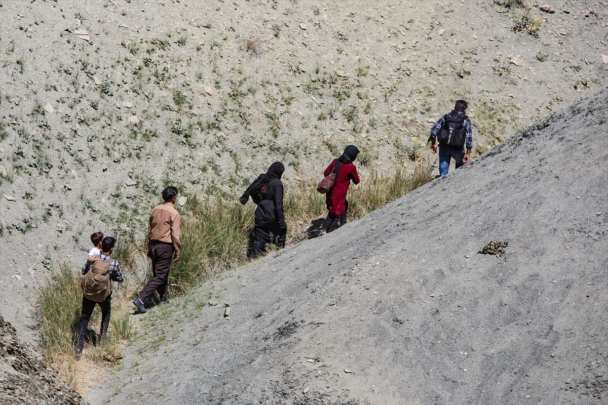 Binlercesi Türkiye sınırına yığıldı! İran askerleri bizi döverek Türkiye sınırına bıraktı