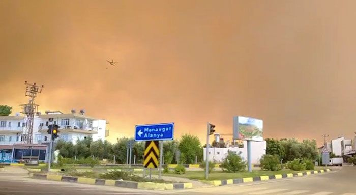 Antalya Manavgat yanıyor! 4 mahalle boşaltıldı onlarca kişi dumandan etkilendi