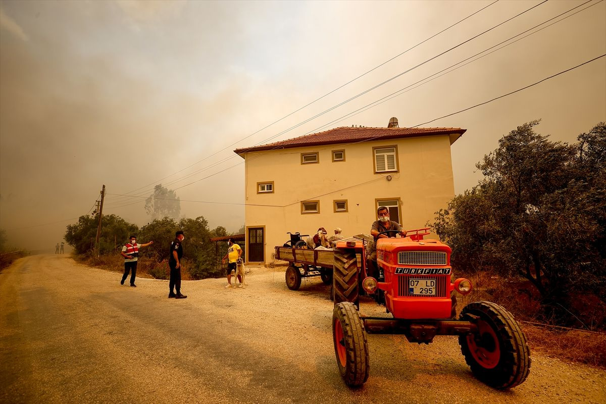 Antalya'nın Akseki ilçesinde orman yangını büyüyor! Bir kişi öldü evlerin yüzde 80'ni yandı