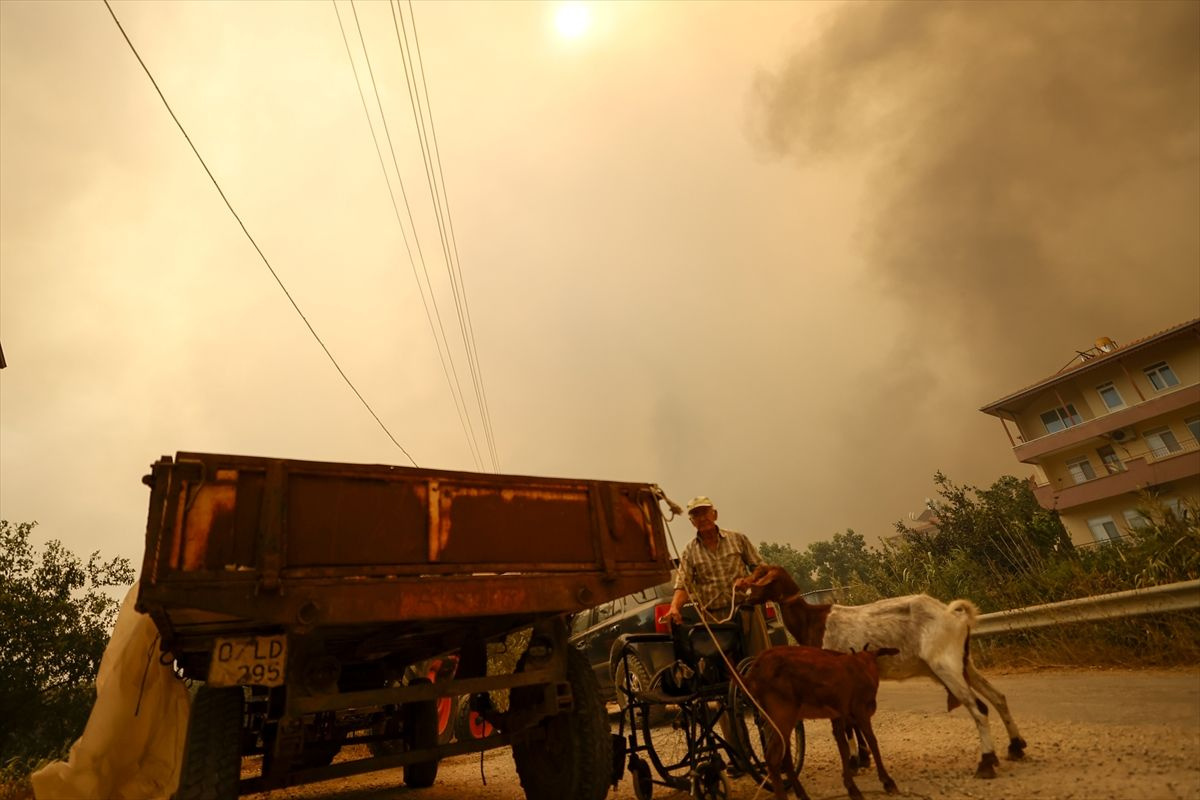 Antalya'nın Akseki ilçesinde orman yangını büyüyor! Bir kişi öldü evlerin yüzde 80'ni yandı