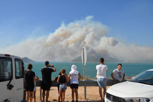 Mersin Silifke�de orman yangınına müdahale! Kara yolu kapatıldı, kamp