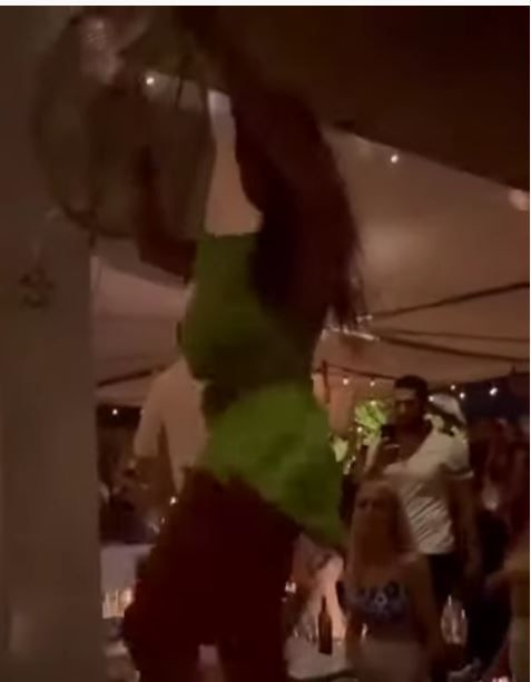 Eda Taşpınar Mikanos'u oryantal şovla salladı! Barın üstünde seksi dans!