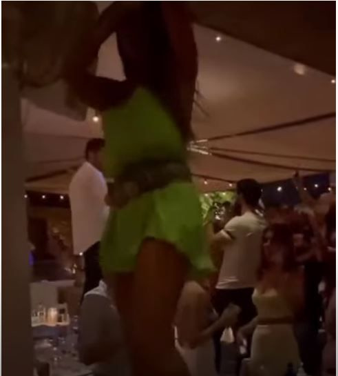 Eda Taşpınar Mikanos'u oryantal şovla salladı! Barın üstünde seksi dans!
