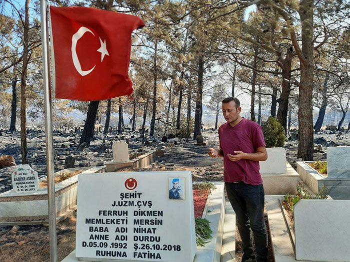 Mersin'deki yangında mezarlık yandı! Şehit mezarı ve Türk bayrağı yanmadı