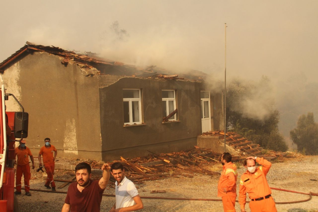 Antalya'da mahalle küle döndü! Gözyaşları sel oldu: İnsanlığa sığmaz