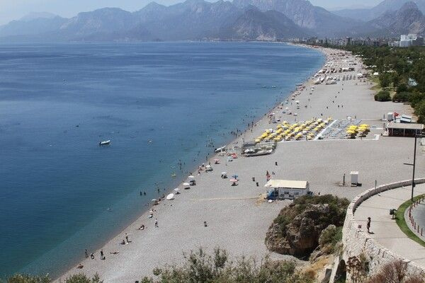 Antalya'da küller sahile kadar geldi! Konyaaltı bomboş kaldı: İlk defa böyle bir sıcak gördüm