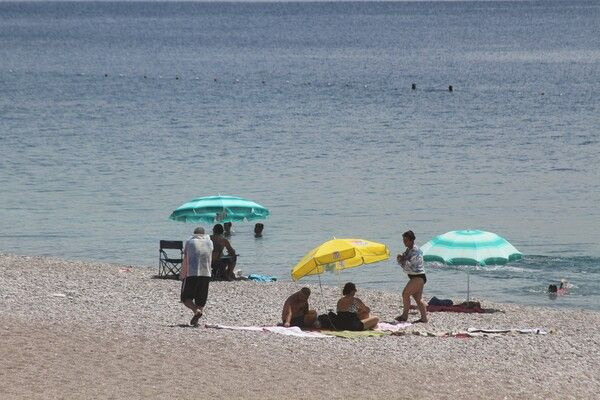 Antalya'da küller sahile kadar geldi! Konyaaltı bomboş kaldı: İlk defa böyle bir sıcak gördüm