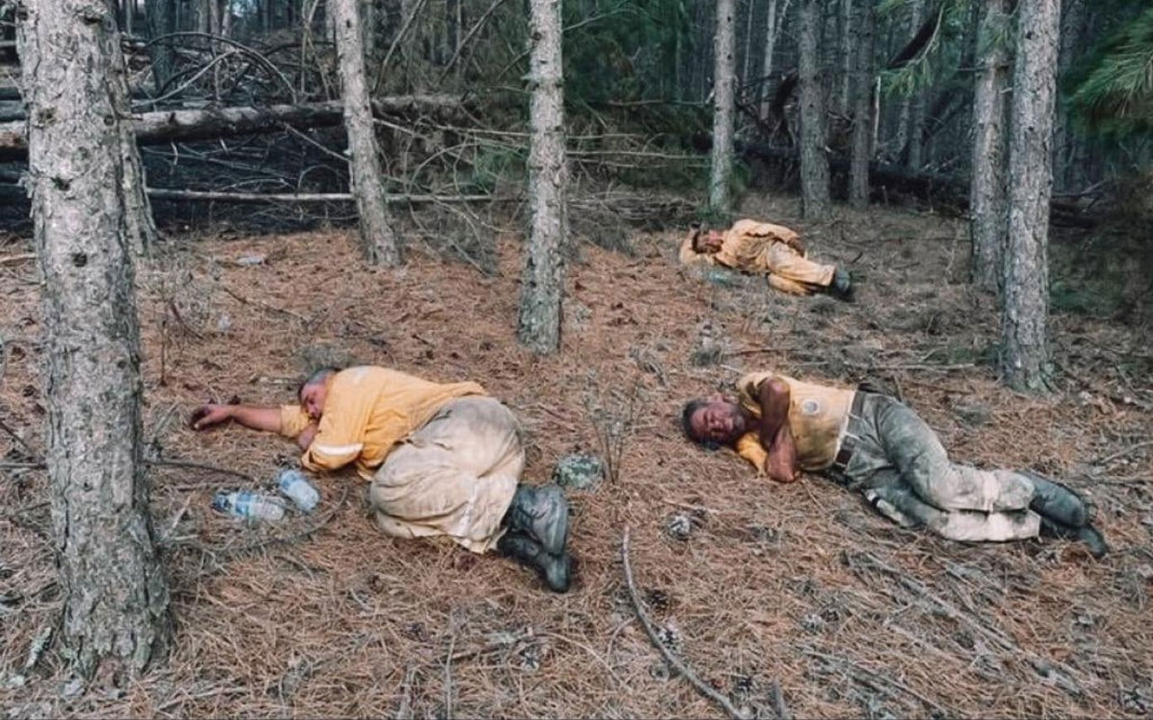 Orman yangını söndüren 3 kahraman personel toprakta uyudu