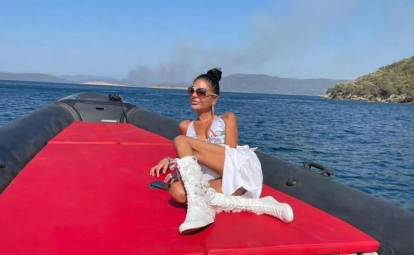 Süreyya Yalçın Bodrum yangınında istifini bozmadan teknede poz verdi
