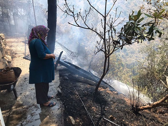 Hatay'da orman yangını çıktı! Yangın bazı evlere sıçradı mahalleler boşaltılıyor