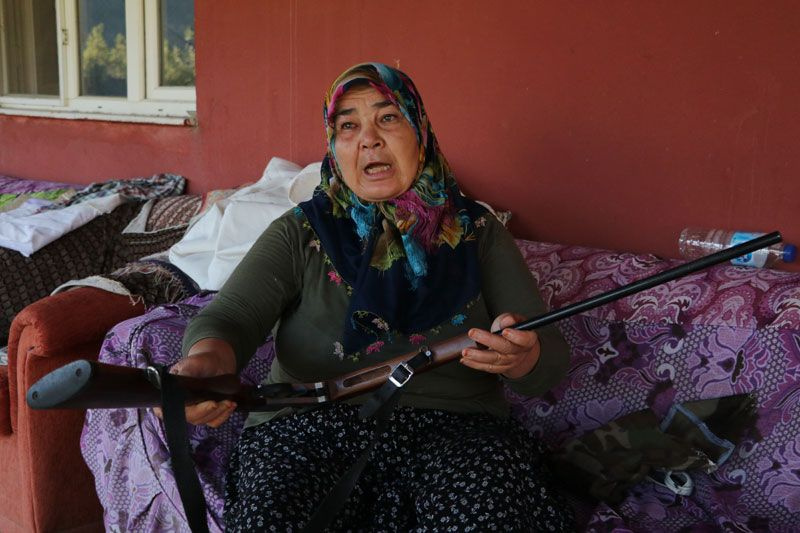 Yangının ortasında annesiyle kalan kadın: Tüfeğim yanımda olsa kendimi öldürecektim