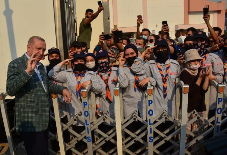 Cumhurbaşkanı Erdoğan, yangından etkilenen vatandaşlarla sohbet etti