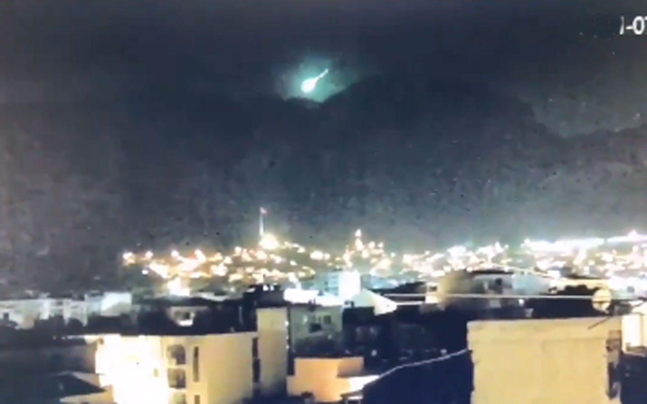 İzmir'e meteor mu düştü! Heyecanlandıran görüntüler