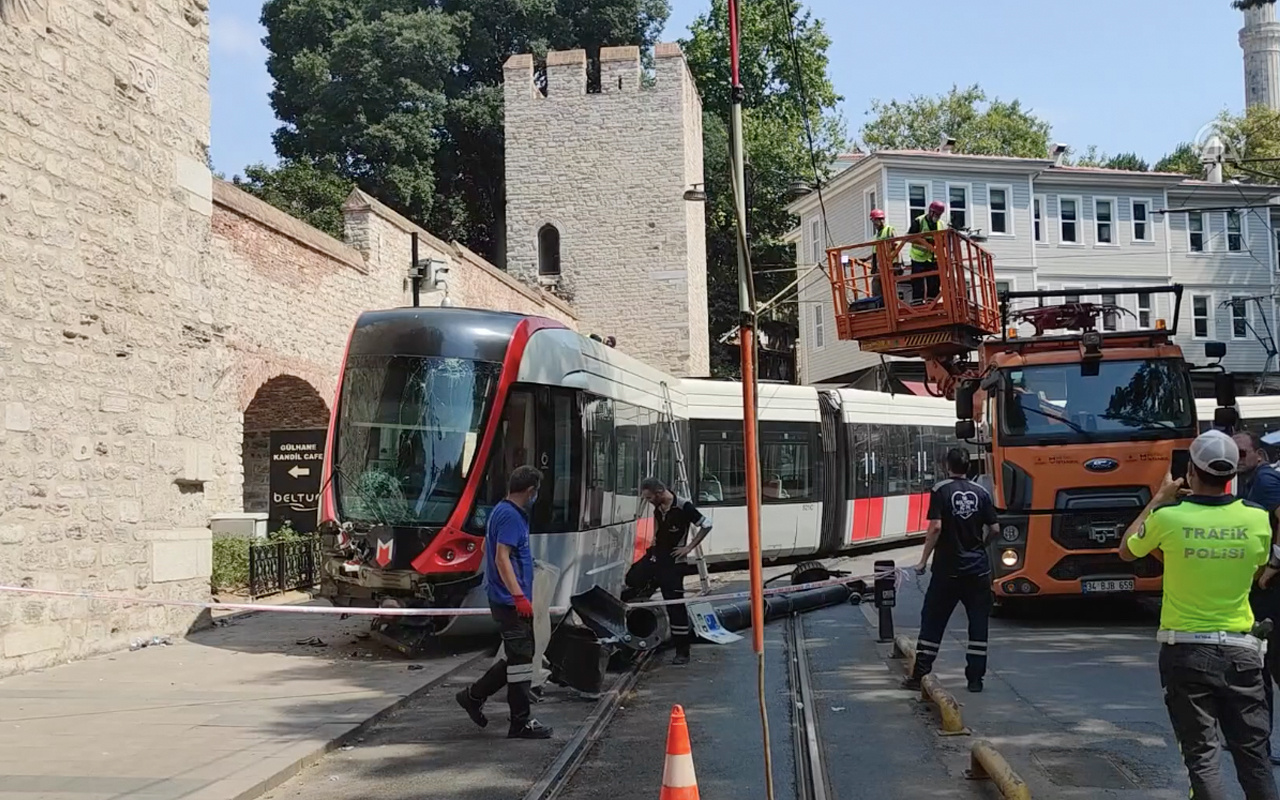 İstanbul'da feci kaza! Gülhane'de tramvay elektrik direğine çarptı raydan çıktı