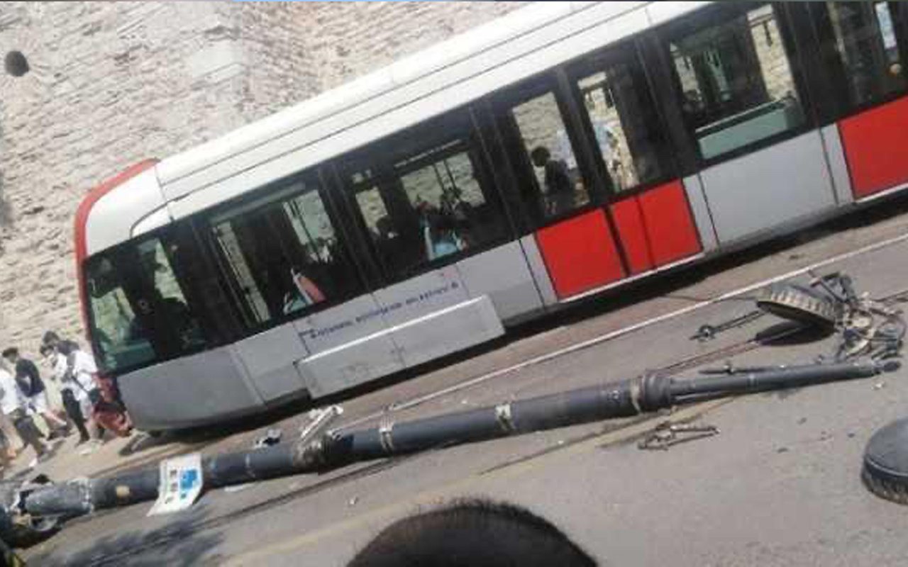 İstanbul'da tramvay direğe çarpıp raydan çıktı