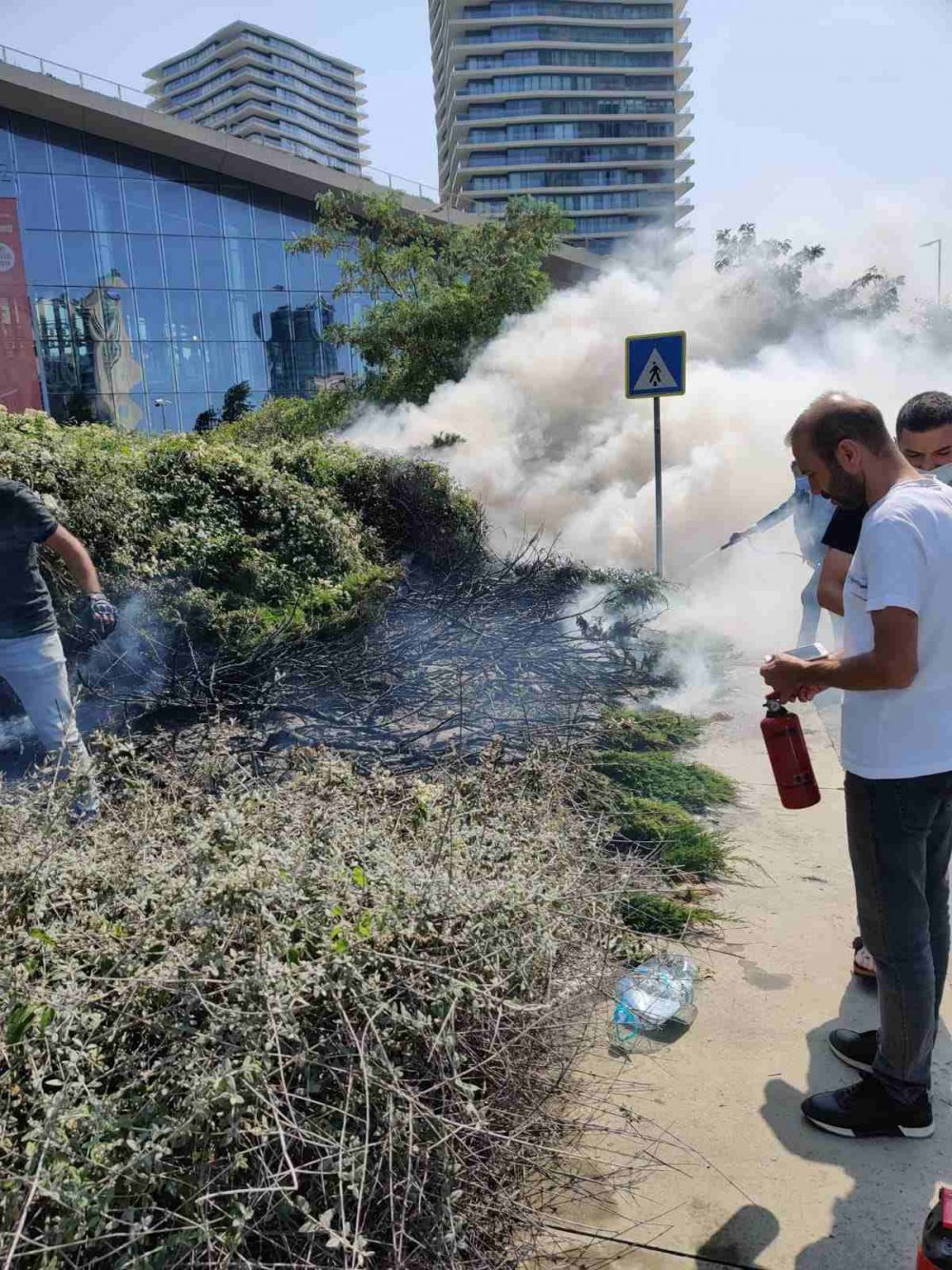 frightening fire in the heart of istanbul short term panic at zorlu center livik