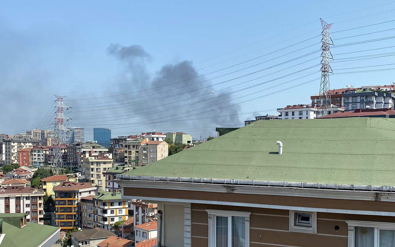 İstanbul Kağıthane'de korkutan yangın! Dumanlar kilometrelerce öteden görüldü!