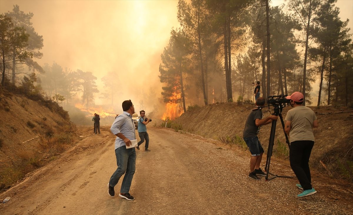 Manavgat'ta inanılmaz görüntüler yangının tam ortasındaydılar