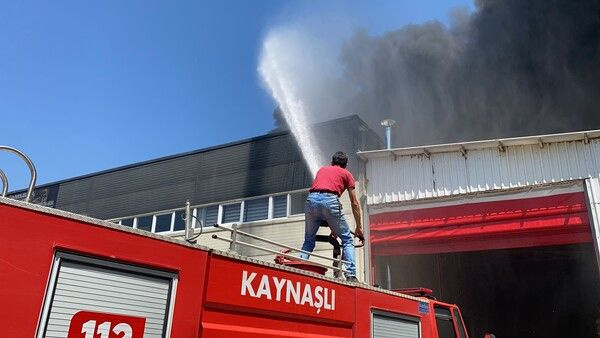 Düzce'de alevler fabrikayı sardı! Gökyüzü kara dumanlar kapladı