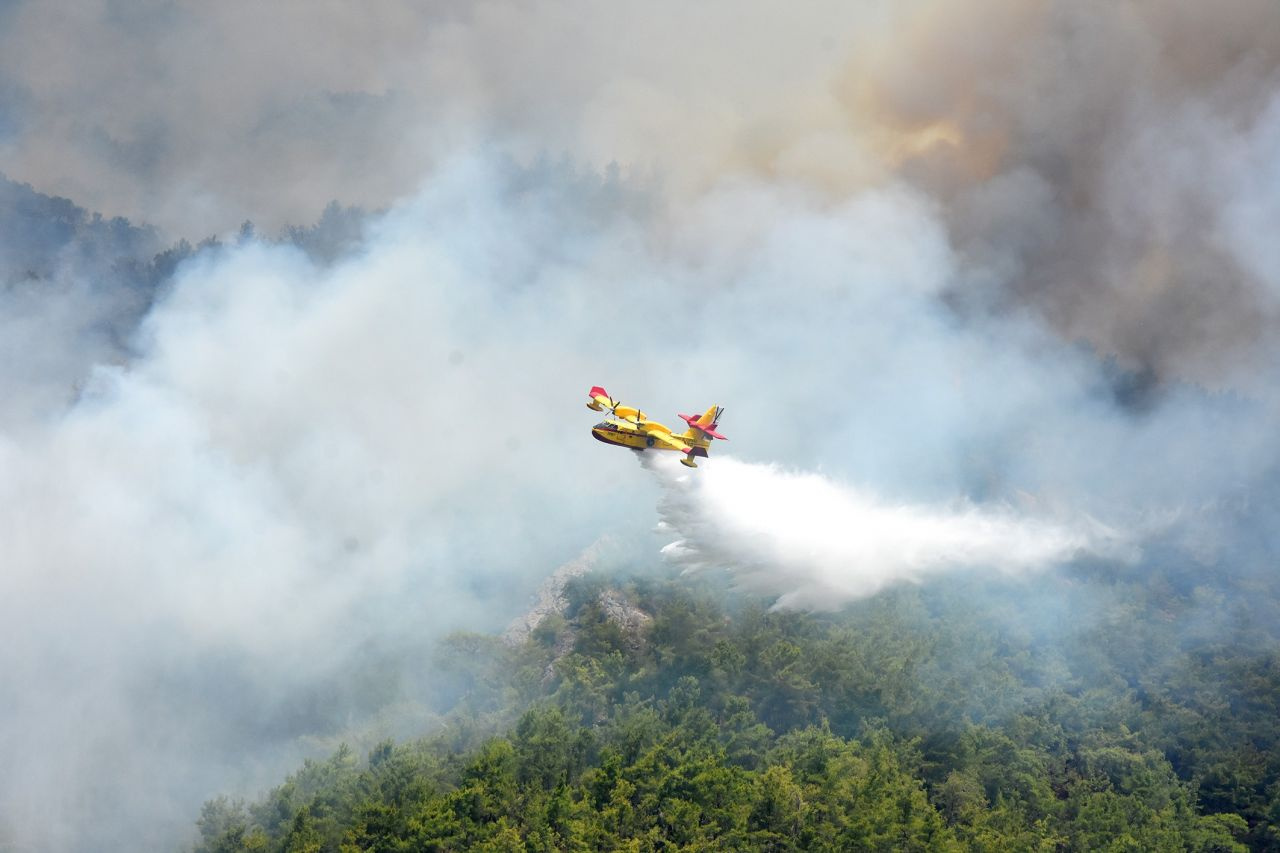 Muğla Köyceğiz'de dumanlar gökyüzünü kapladı! İspanyol uçakları yangınla mücadele ediyor