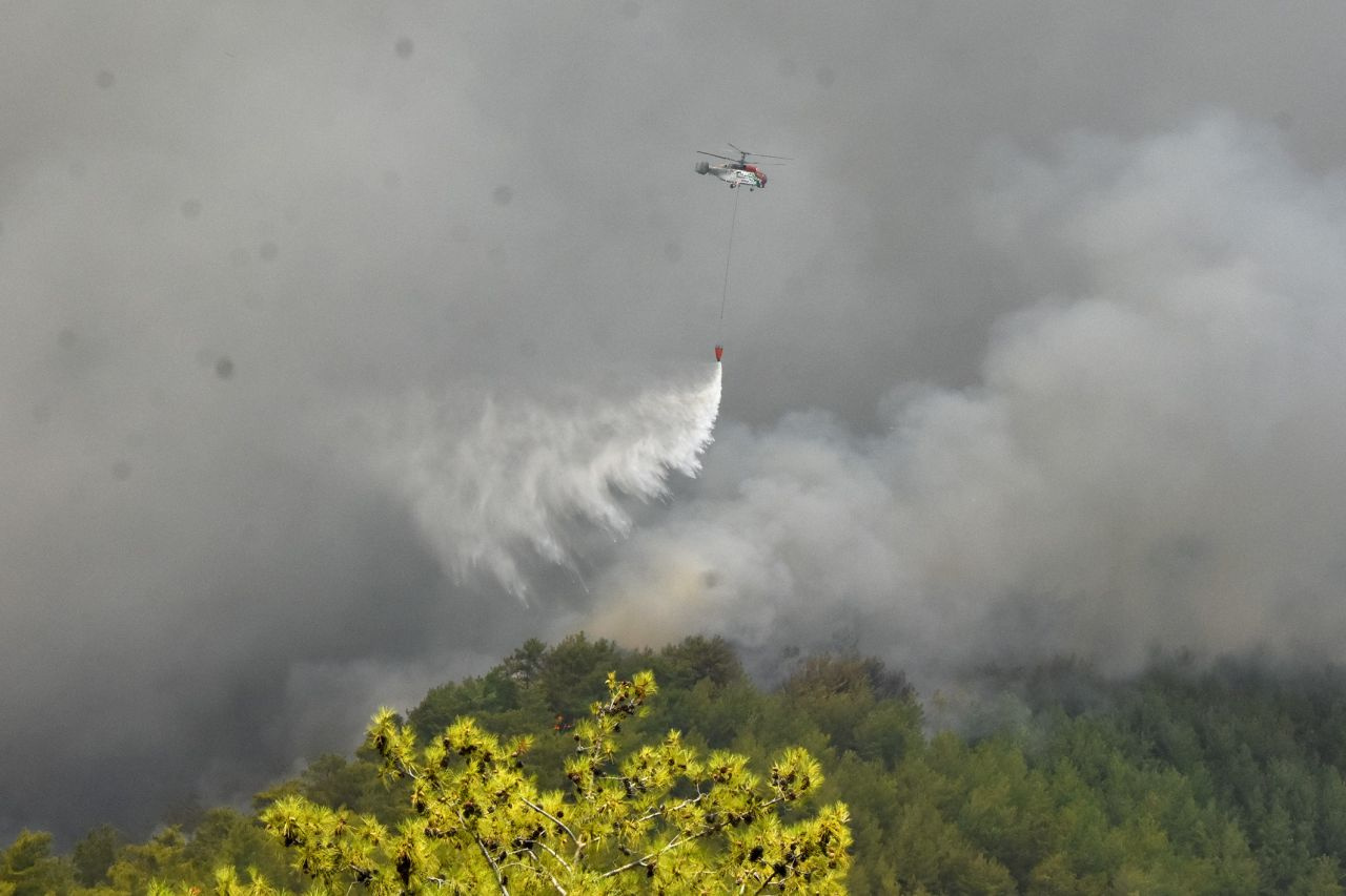 Muğla Köyceğiz'de dumanlar gökyüzünü kapladı! İspanyol uçakları yangınla mücadele ediyor