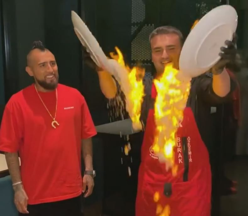 CZN Burak Özdemir Antalya yangınında ev tipi söndürücüyle 'şov' yaptı!