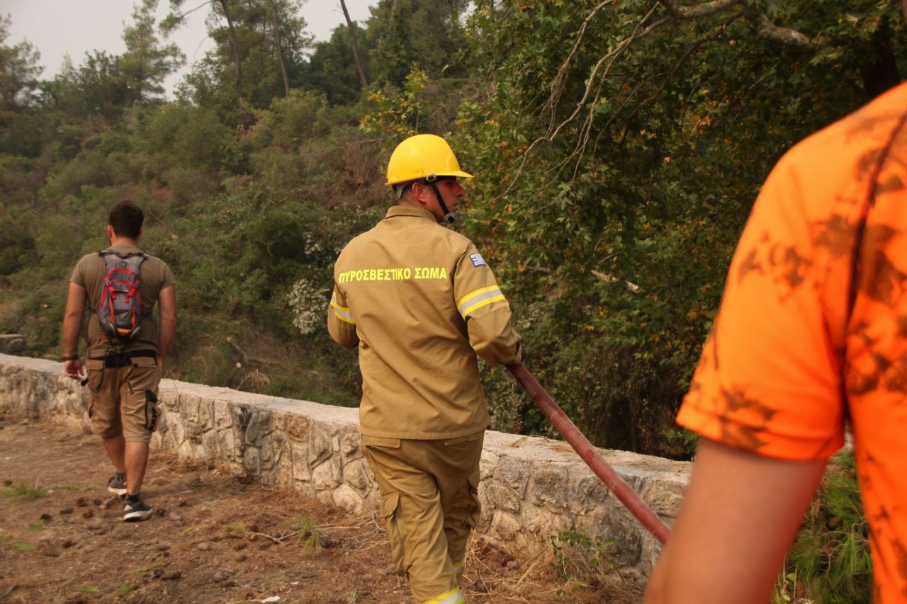 Yunanistan'ın Eğriboz Adası alev alev yanıyor! En az 150 ev yandı