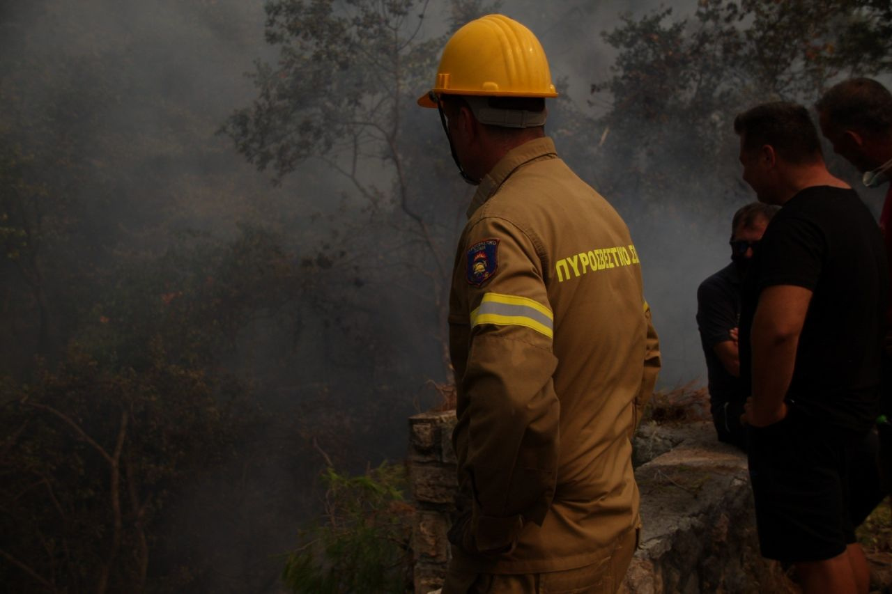 Yunanistan'ın Eğriboz Adası alev alev yanıyor! En az 150 ev yandı