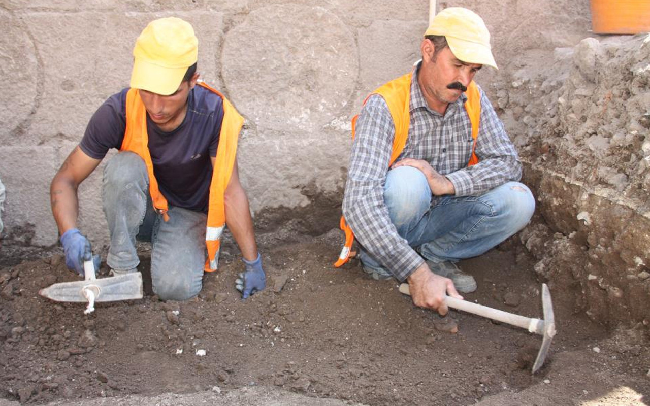 Diyarbakır'da kazıda bulundu! 782 adet Osmanlı'ya ait el bombası titizlikle çıkarılıyor