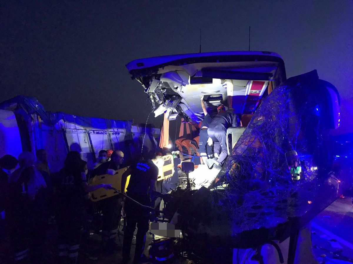 Manisa Soma'da TIR otobüse çarptı: 6 ölü, 37 yaralı var