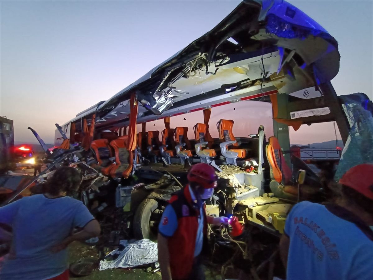 Manisa Soma'da TIR otobüse çarptı: 6 ölü, 37 yaralı var