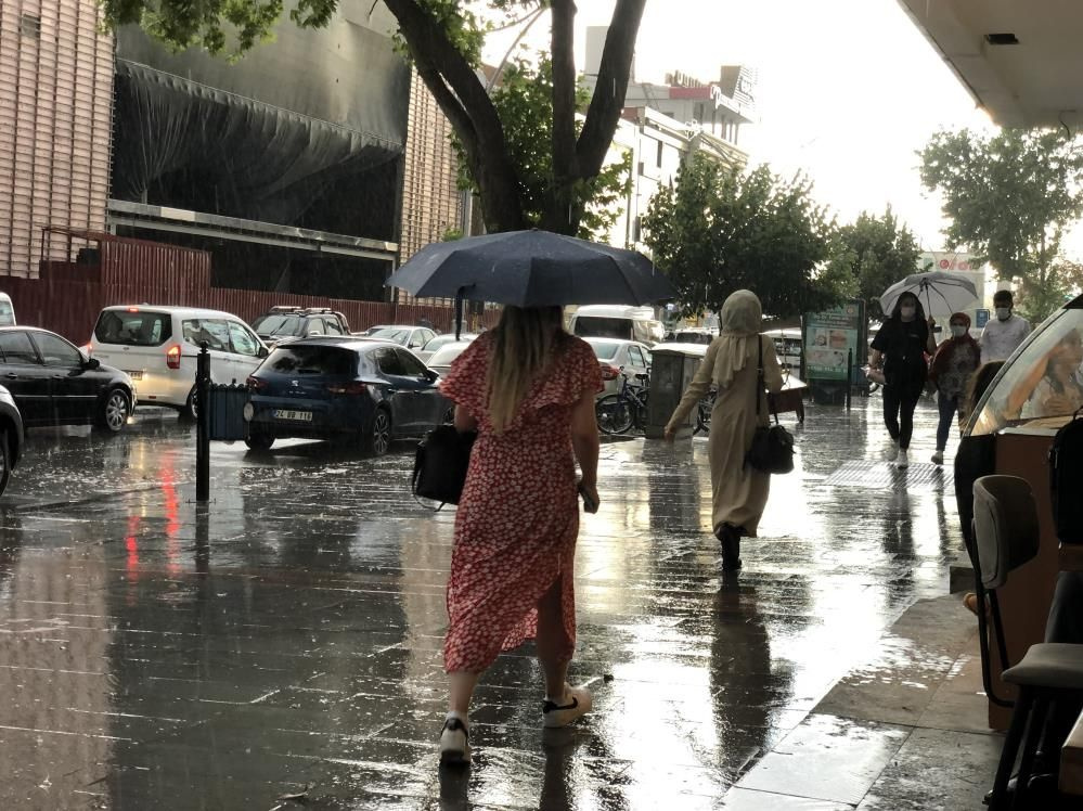 Meteoroloji İstanbul'a sağanak yağışın saatini verdi bölge bölge hava durumu uyarısı