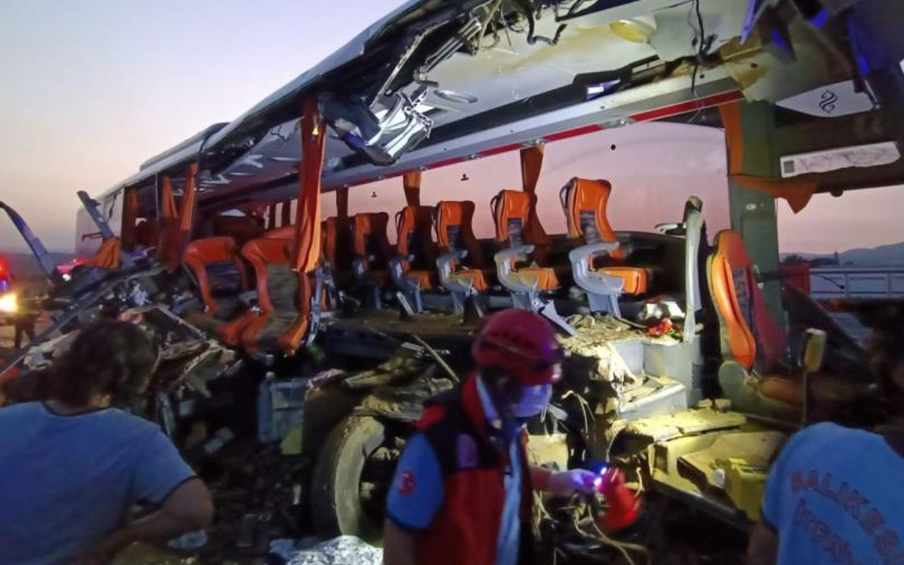 Manisa’da otobüs tıra çarptı: 6 kişi öldü, 30 yaralı var