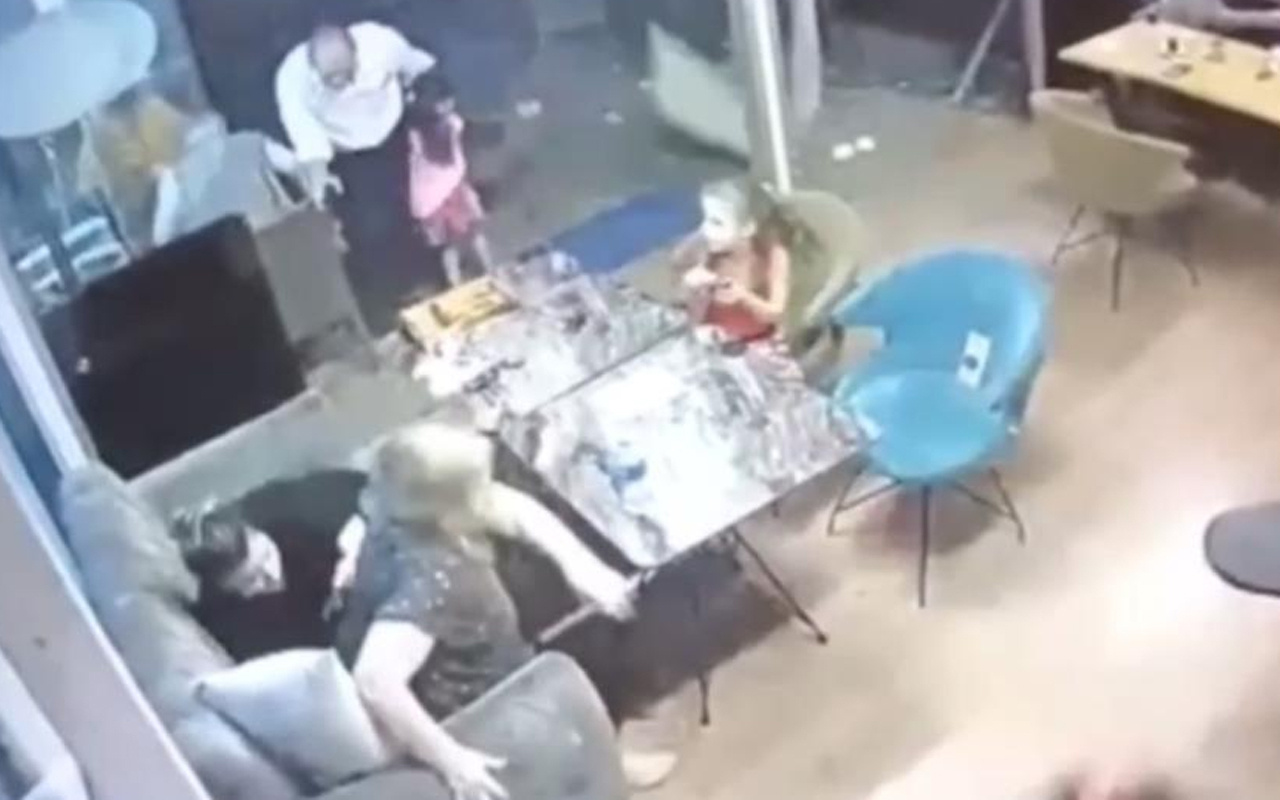 İstanbul'da kafede otururken hayatlarının şokunu yaşadılar! Kıl payı kurtuluş kamerada