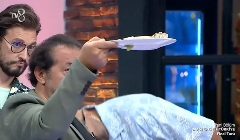 Tv8 MasterChef'te Mehmet Şef'ten yarışmacı Fikret'e tepki: Bu et çiğ, yürüyor!