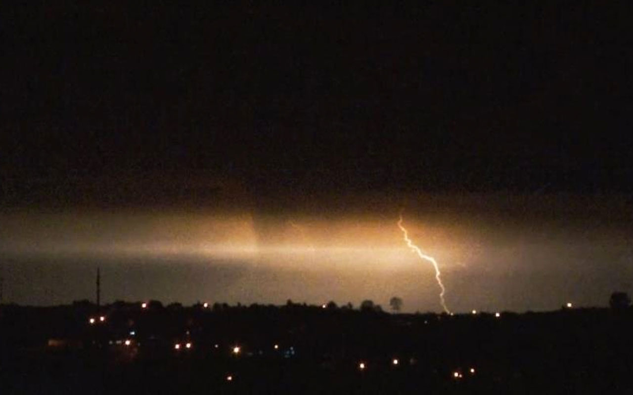 Meteoroloji uyardı İstanbul'da şimşekler geceyi aydınlattı