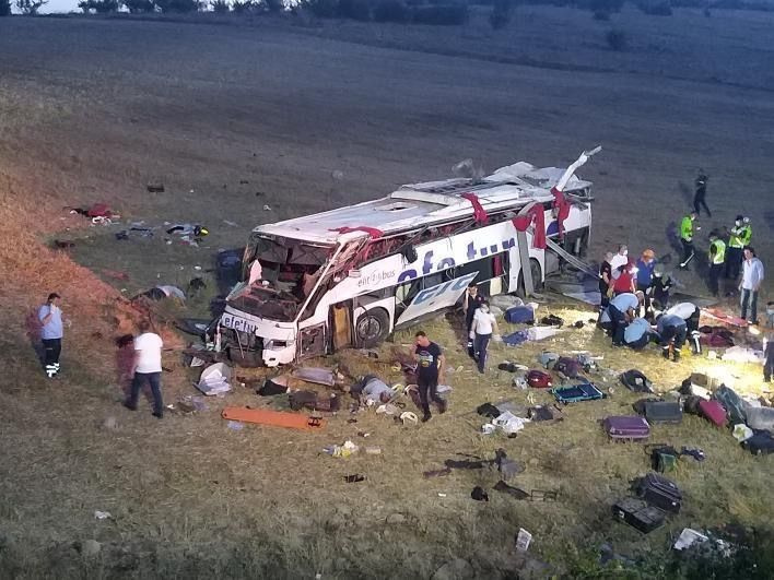 Balıkesir'de yolcu otobüsü devrildi! 15 kişi öldü 17 kişi yaralandı