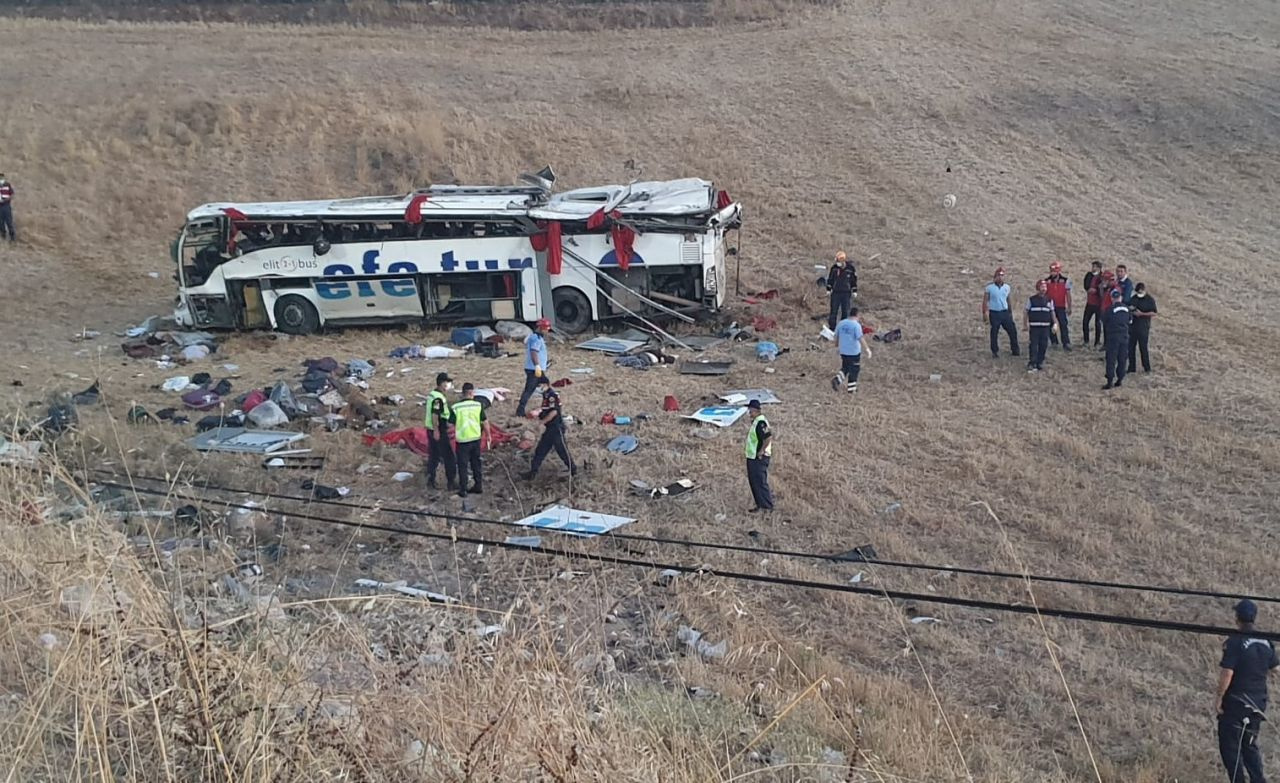 Balıkesir'de yolcu otobüsü devrildi! 15 kişi öldü 17 kişi yaralandı