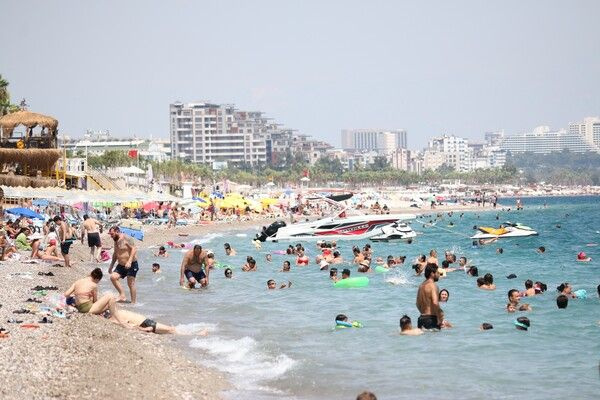 Antalya'da turistler plajlara akın etti! Denizin keyfini çıkardılar