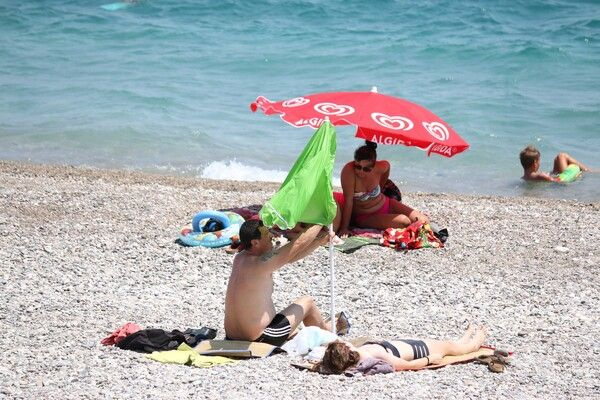 Antalya'da turistler plajlara akın etti! Denizin keyfini çıkardılar