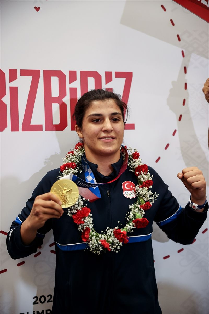 Olimpiyat Şampiyonu Busenaz Sürmeneli döndü! Türk kadının yapabileceklerini gösterdim