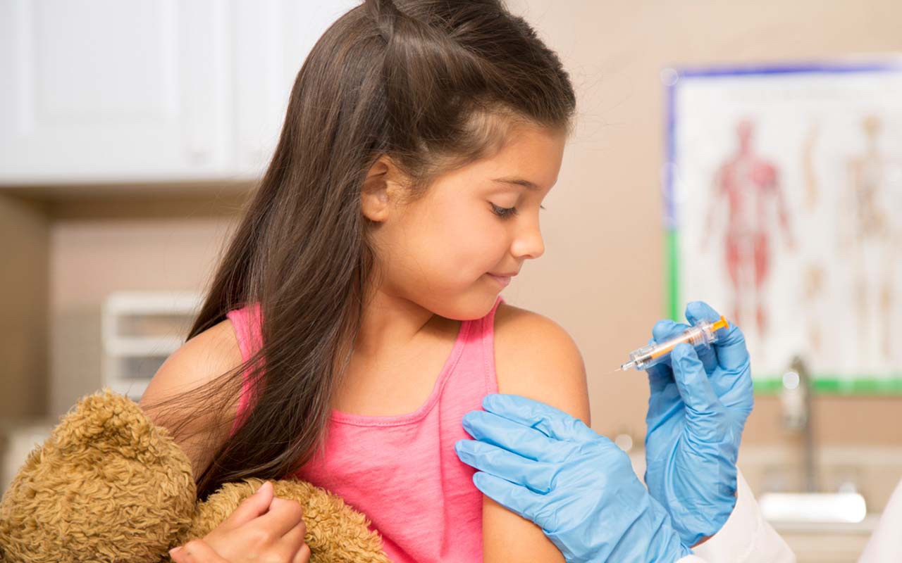 9 yaşındaki çocuğuna Covid aşısı yaptırmak için ülke değiştirdi