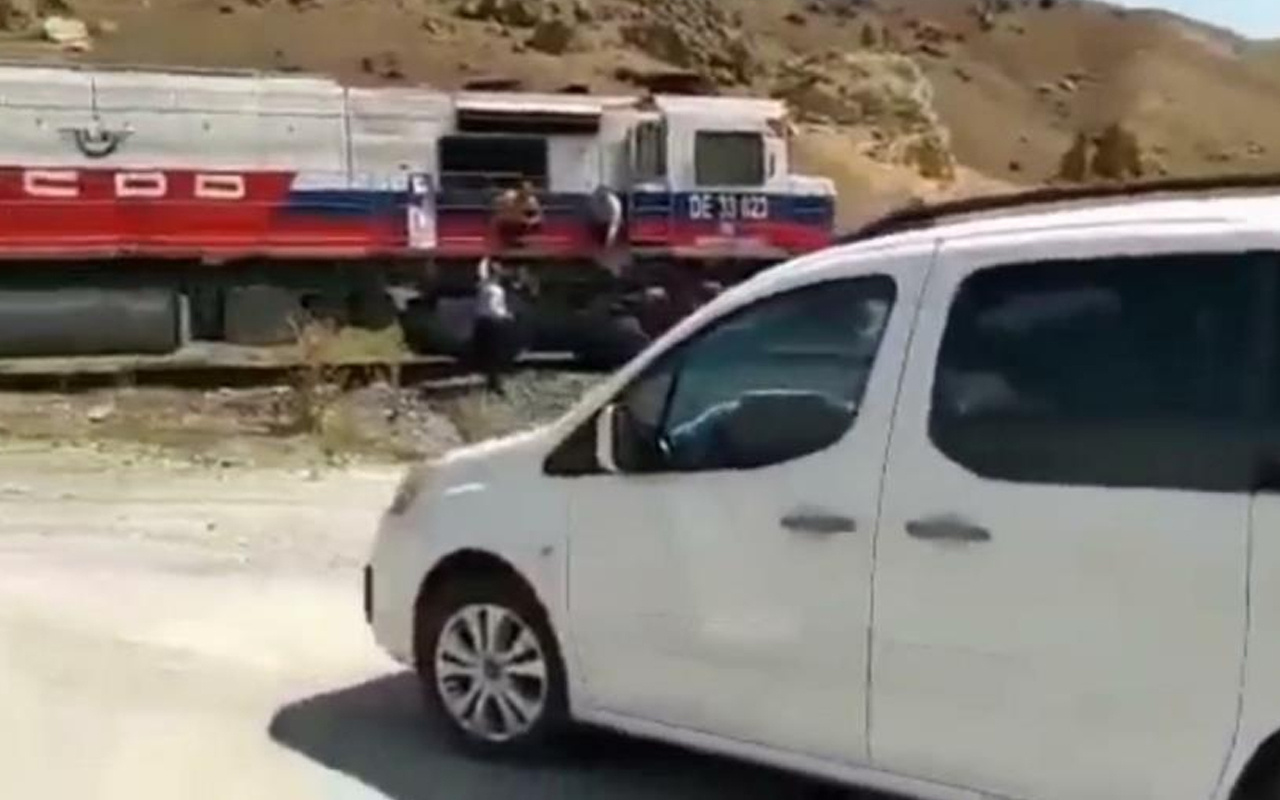 İzleyenler inanamadı! Van'da tren konvoyun önünü kesti sebebi şaşkına çevirdi