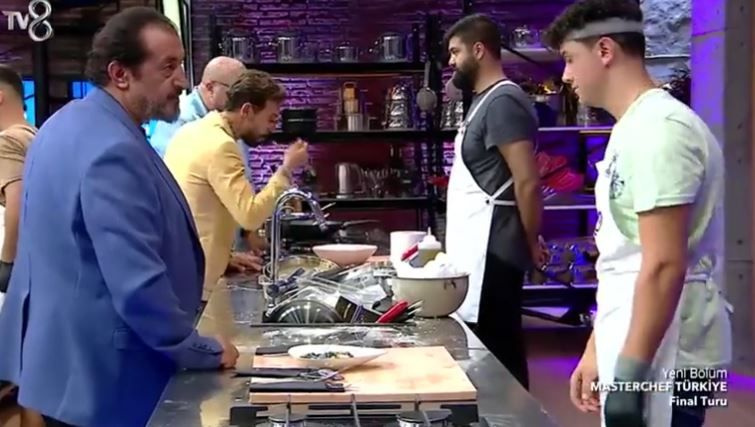 MasterChef'te skandal yemekten taş çıktı Mehmet Şef çıldırdı, yarışmacı ağladı