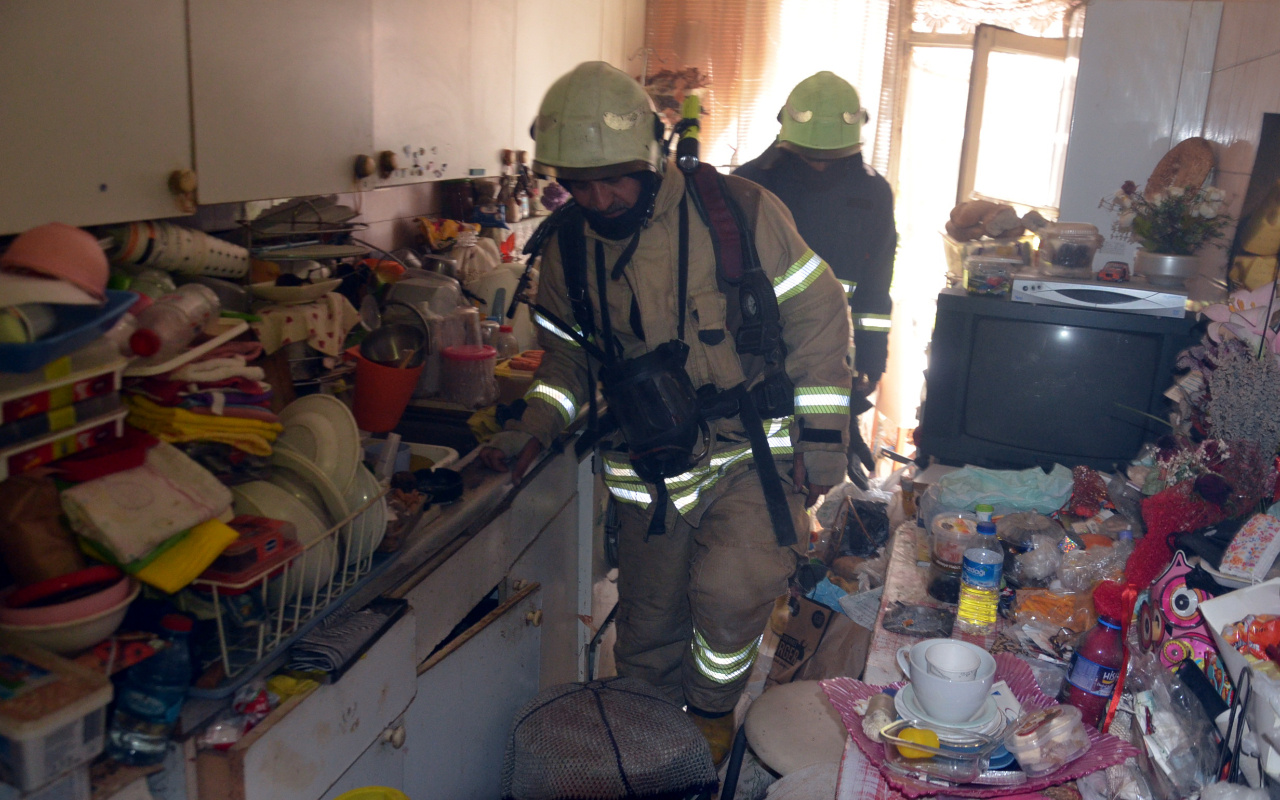 İstanbul Avcılar'da yangın ihbarı çöp evi ortaya çıkardı